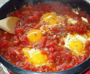 додавання яєць до шакшуки