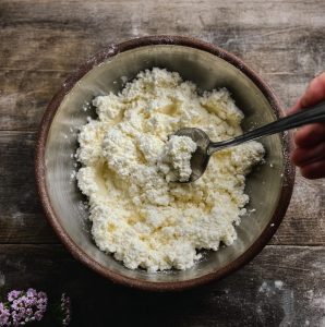 Підготовка сиру на сирники