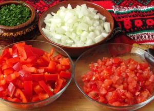 Шакшука, підготовка овочів