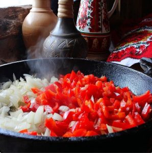 Шакшука, смаження основи