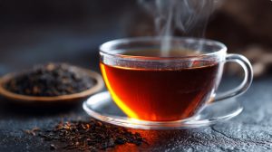 Гарячий чорний чай з бергамотом у прозорій чашці