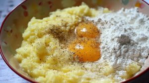 Картопляна маса з яйцями, борошном, сіллю та перцем — підготовка суміші для дерунів.