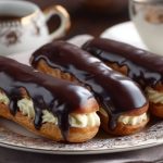 Еклери з кремом: покроковий рецепт ніжних тістечок