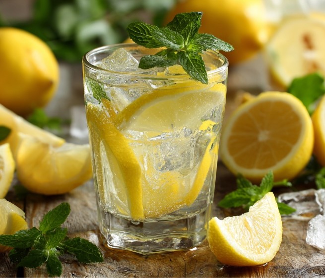 Склянка лимонаду з м’ятою, приготованого за домашнім рецептом.
