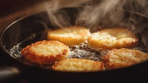 Деруни смажаться на сковороді до золотистої скоринки в розігрітій олії.