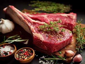 Натріть стейк оливковою олією, а потім посоліть і поперчіть обидві сторони.