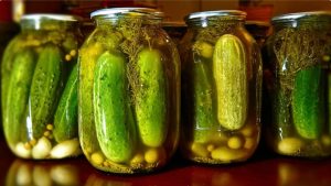 Малосольні огірки з кропом — ароматний рецепт.