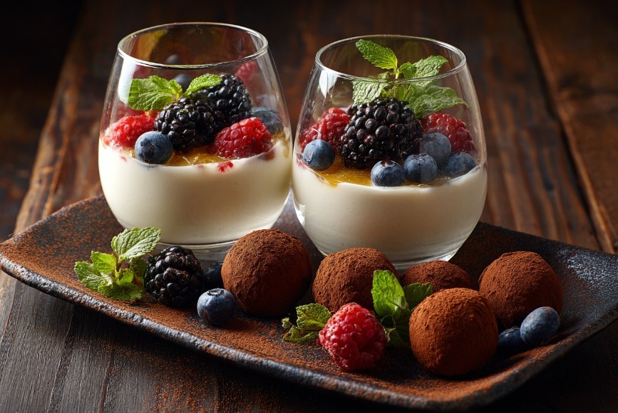 Пана-кота у склянках з лісовими ягодами та шоколадними трюфельними цукерками