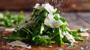 Салат із руколи та пармезану