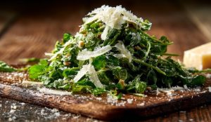 Салат із руколи та пармезану