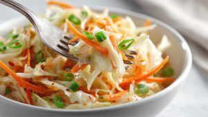 Салат з капустою та морквою