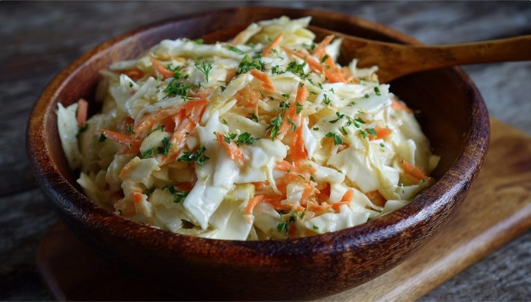 Салат з капустою та морквою — Салат