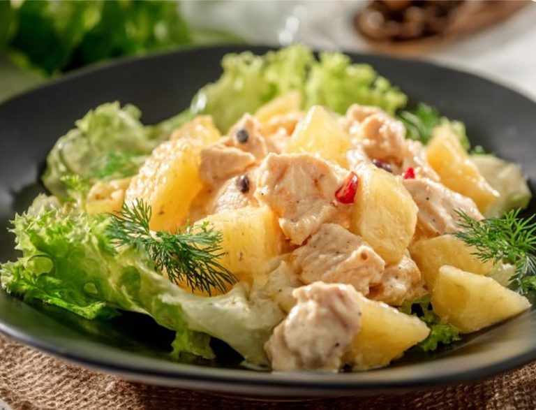 Салат з куркою та ананасом — Вечеря