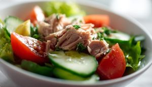 Салат з тунцем та овочами