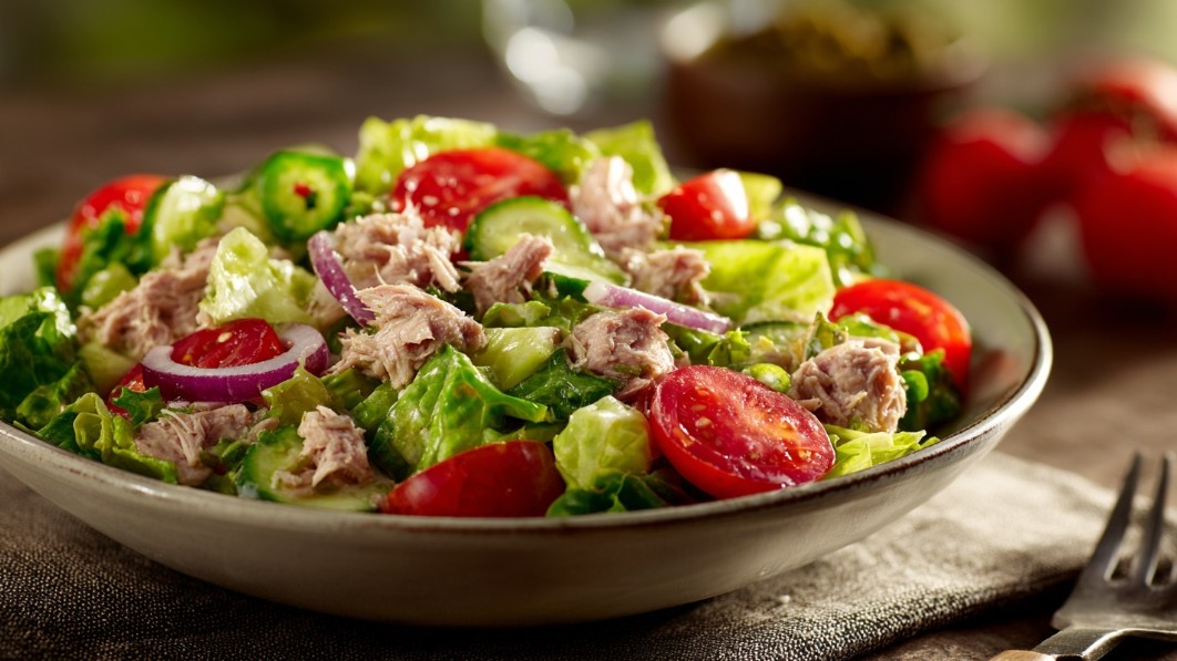 Салат з тунцем та овочами