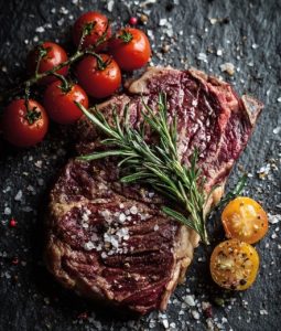 Стейк яловичий, що смажиться за рецептом із розмарином та ароматним часником.