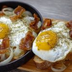 Яєчня з салом і цибулею: класичний український рецепт