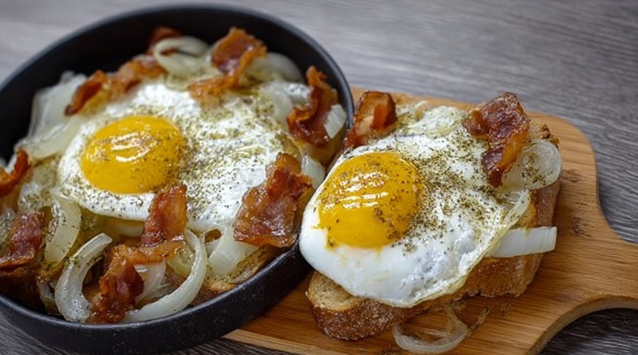 Порція яєчні з салом і цибулею — простий рецепт приготування.
