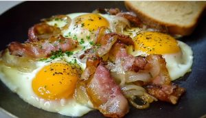 Яєчня з салом, цибулею і тостом — легкий рецепт.