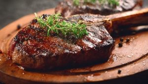 Зніміть стейк з вогню і дайте йому відпочити