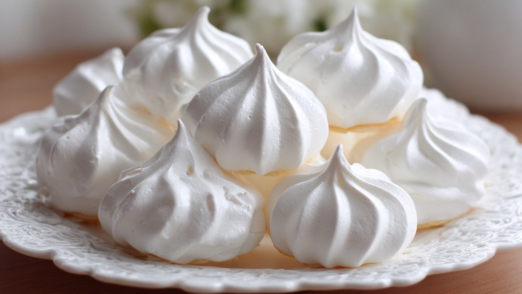 Ідеально білі домашні безе з гладкою структурою.