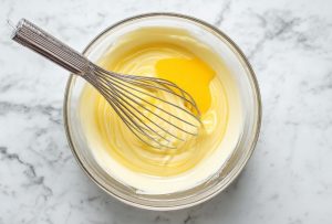 приготування мусу з манго перемішування кремової основи