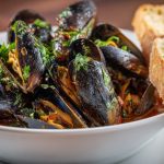 Мідії у винному соусі