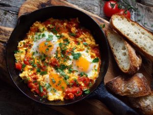 Яєчня з помідорами (шакшука light)